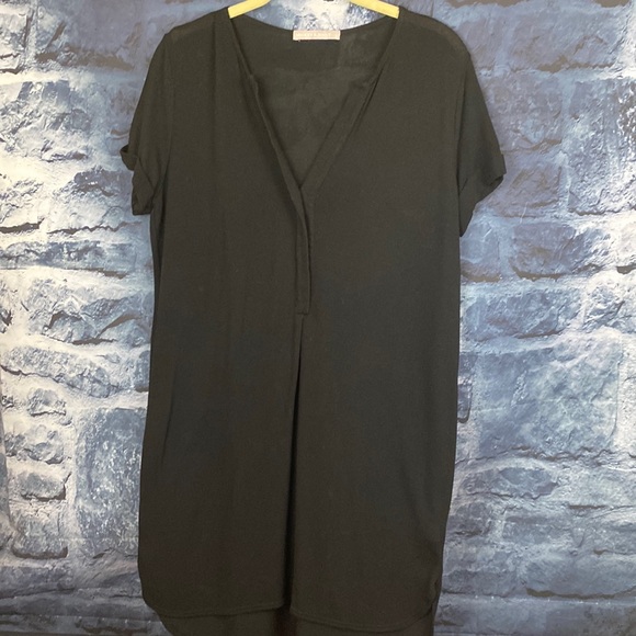 Mickey & Jenny Dresses & Skirts - Mickey and Jenny Minimalist V Neck High Low Pullover Shirt Knit Dress